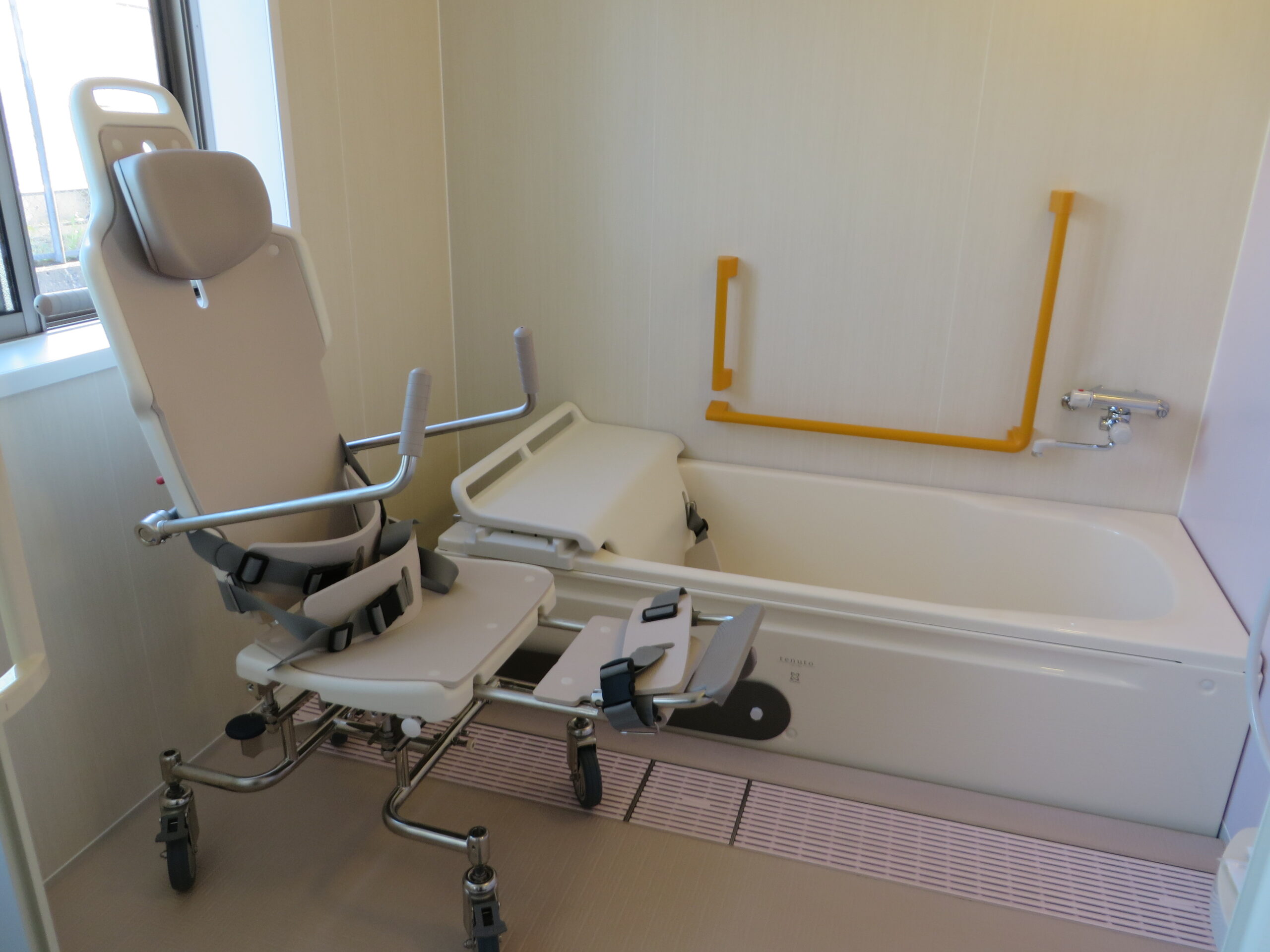 リフト付小型介護浴槽・固定式搬送車